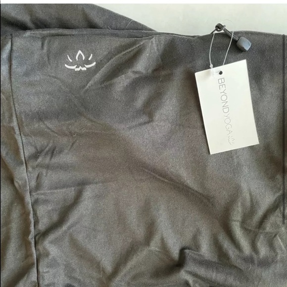Beyond Yoga Infinity Scarf with pocket NWT $50 - Picture 7 of 11